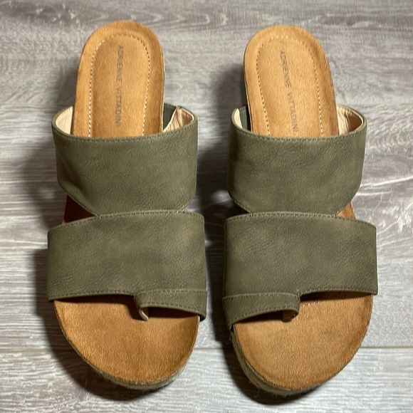 NWOT Adrienne Vittadini Tilly Wedge Pump Khaki 9M - Picture 1 of 10